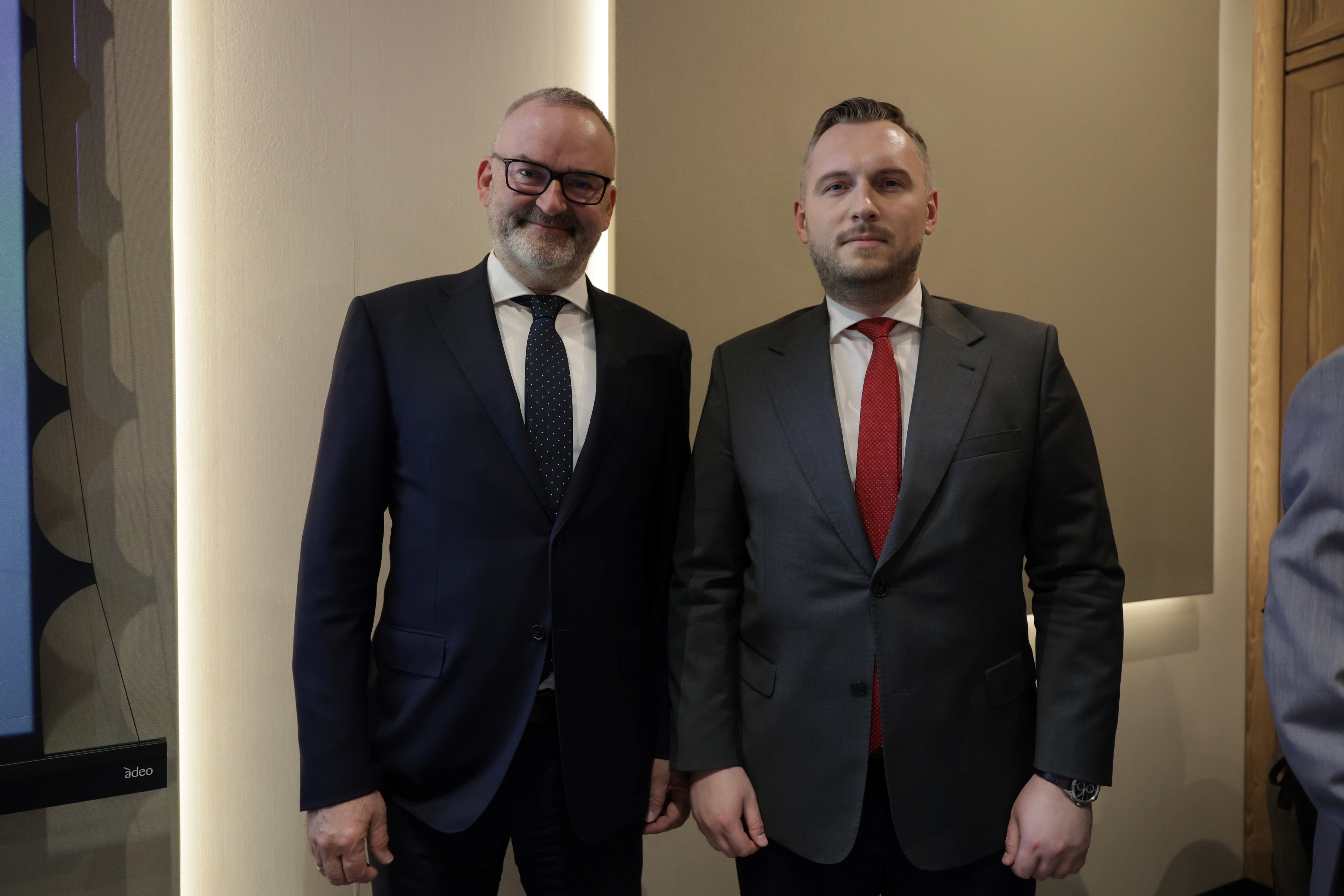 Ambasador Konfederacji Szwajcarskiej w Polsce Fabrice Filliez i wiceminister funduszy i polityki regionalnej Konrad Wojnarowski